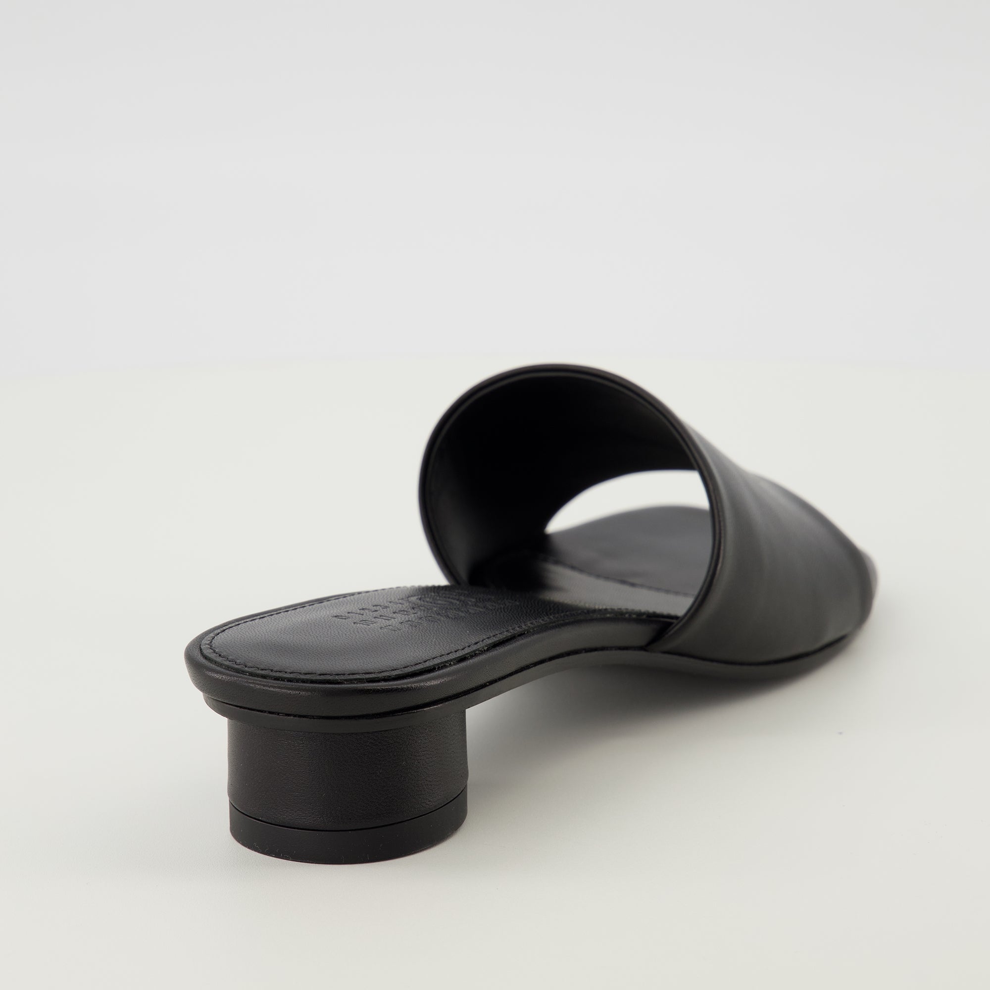 Image de l'article Sandales Anatomic noir de la marque Mm6 pour Femme - Saison Printemps-Été 2026 - Vue arrière