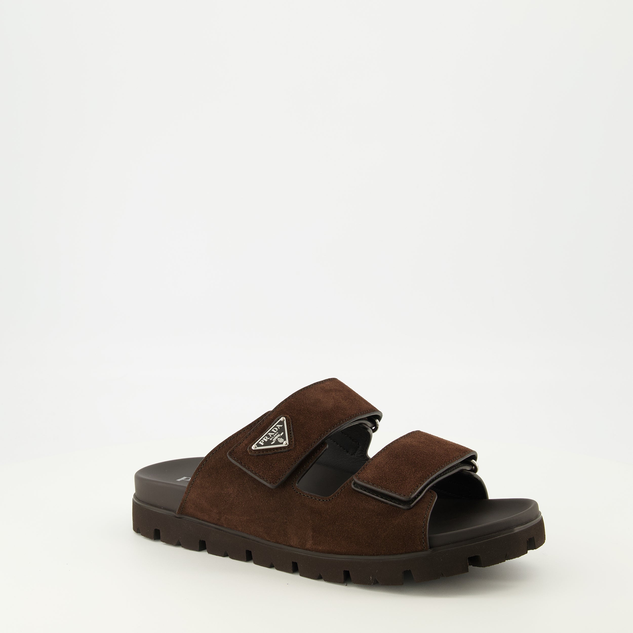 Image de l'article Sandales en veau velours marron de la marque Prada pour Homme - Saison Printemps-Été 2026 - Vue trois quarts avant droite