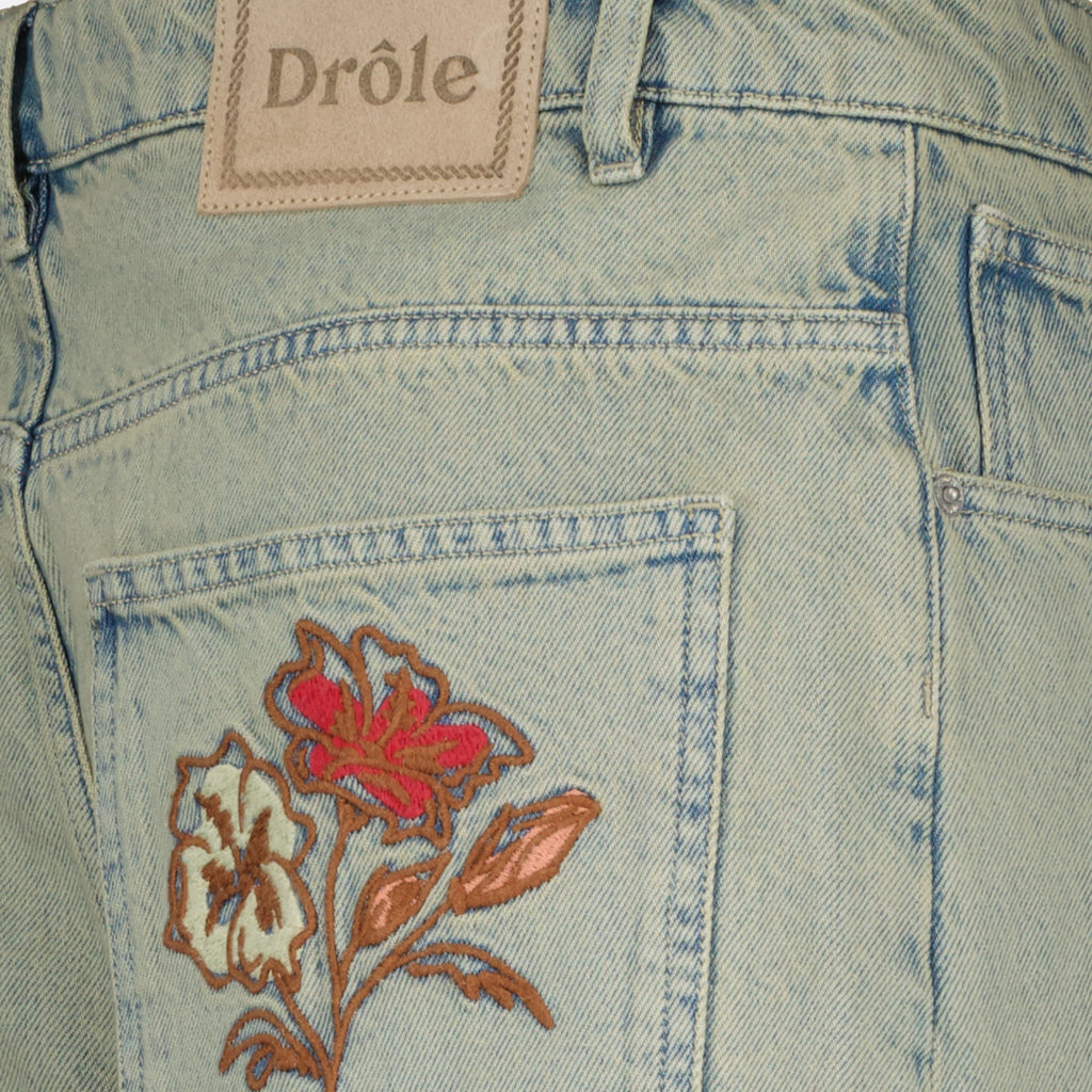 Drole De Monsieur의 남성용 파란색 데님 꽃 자수 반바지 이미지 - 2026 봄-여름 시즌 - 세부 사항 보기 2