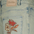 Bild der Short Dusty mit gestickten Blumen aus blauem Denim von Drole De Monsieur für Herren - Frühjahr-Sommer 2026 - Detailansicht 2
