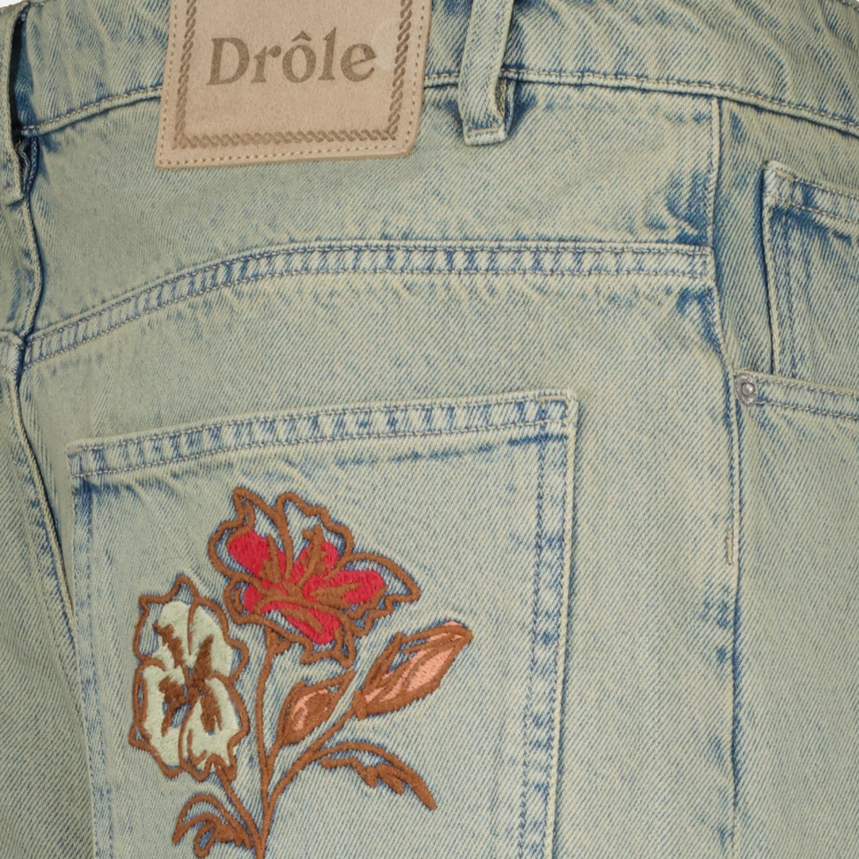 Drole De Monsieur의 남성용 파란색 데님 꽃 자수 반바지 이미지 - 2026 봄-여름 시즌 - 세부 사항 보기 2