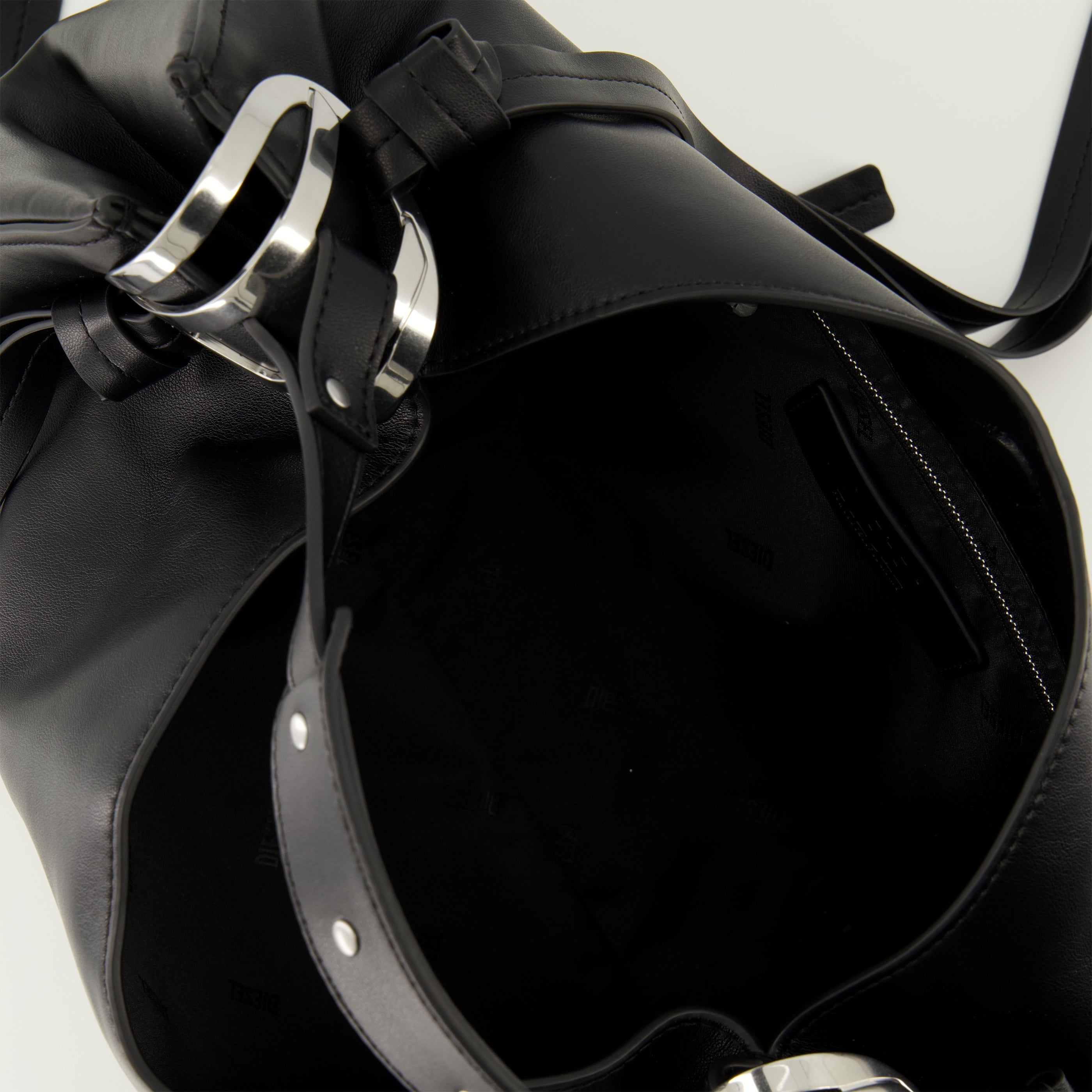 Image de l'article Sac Knot-D noir de la marque Diesel pour Femme - Saison Printemps-Été 2026 - Vue détaillée_3