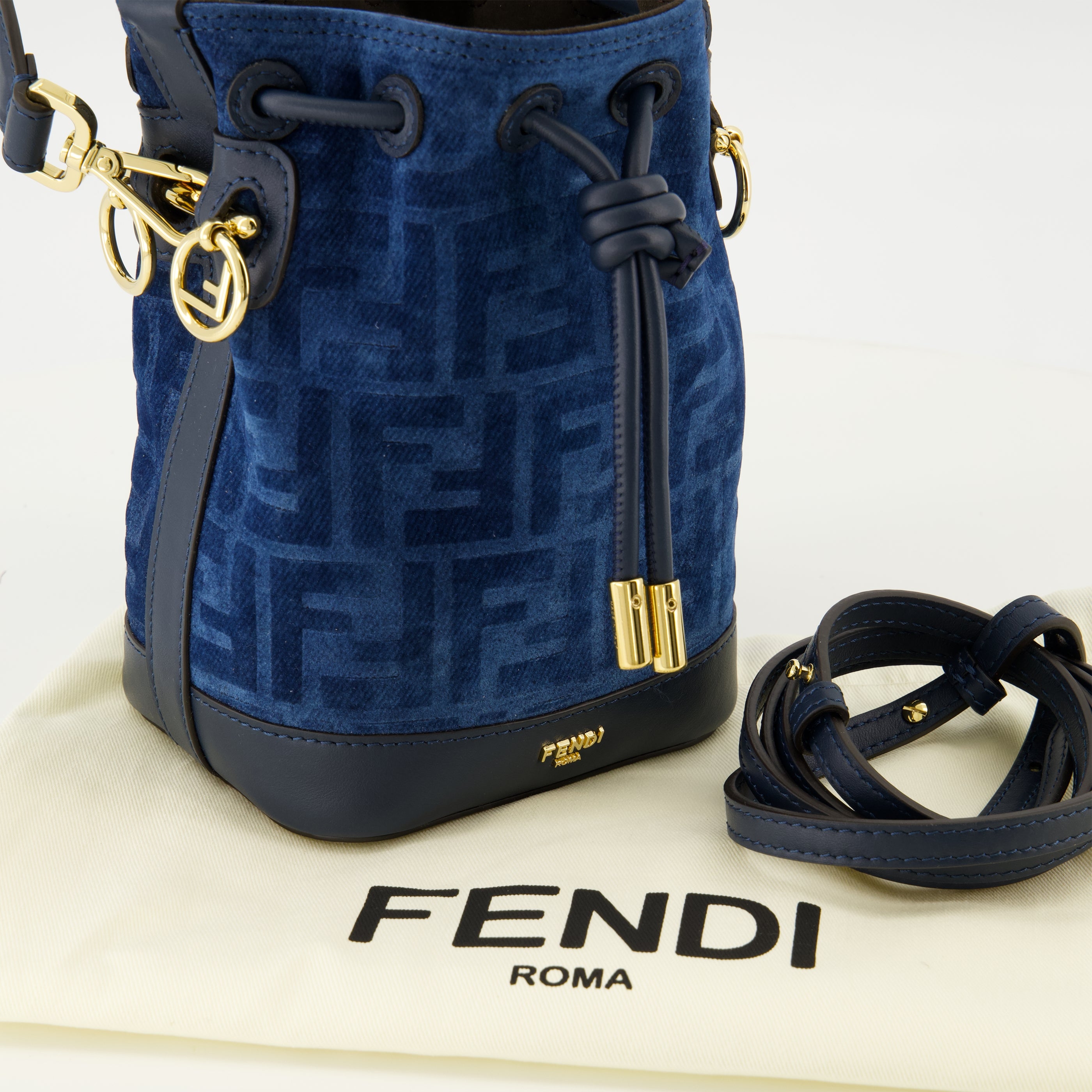 Imagem da bolsa de balde impressa FF azul marinho da marca Fendi para Mulheres - Temporada Primavera-Verão 2026 - Vista Detalhada 2
