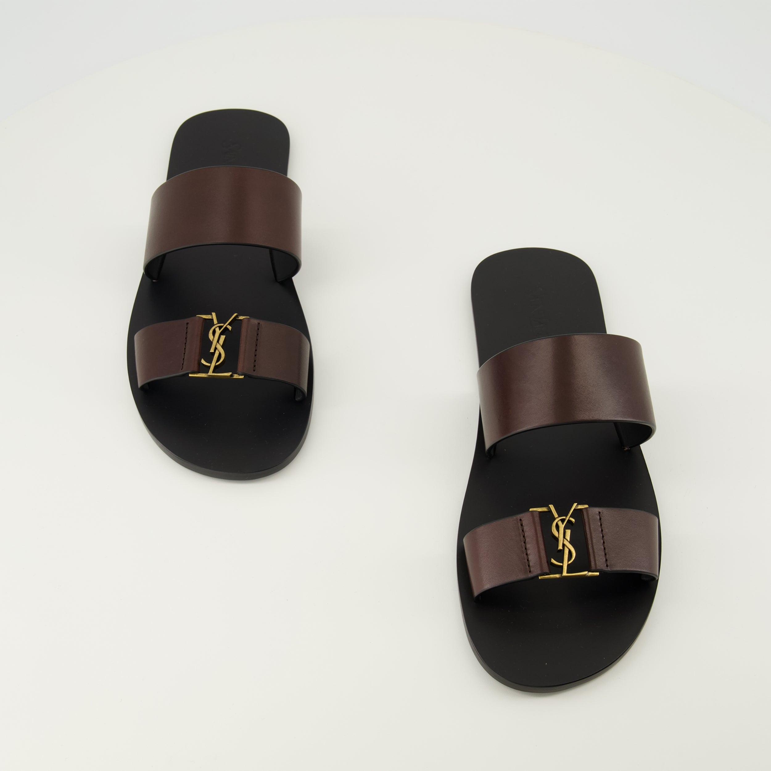 Image de l'article Sandales Babylone marron de la marque Saint Laurent pour Homme - Saison Printemps-Été 2026 - Vue de dessus paire de chaussure