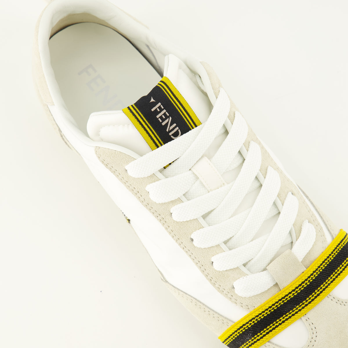 Baskets Baskets blanches à étiquette logo Fendi Blanc Femme