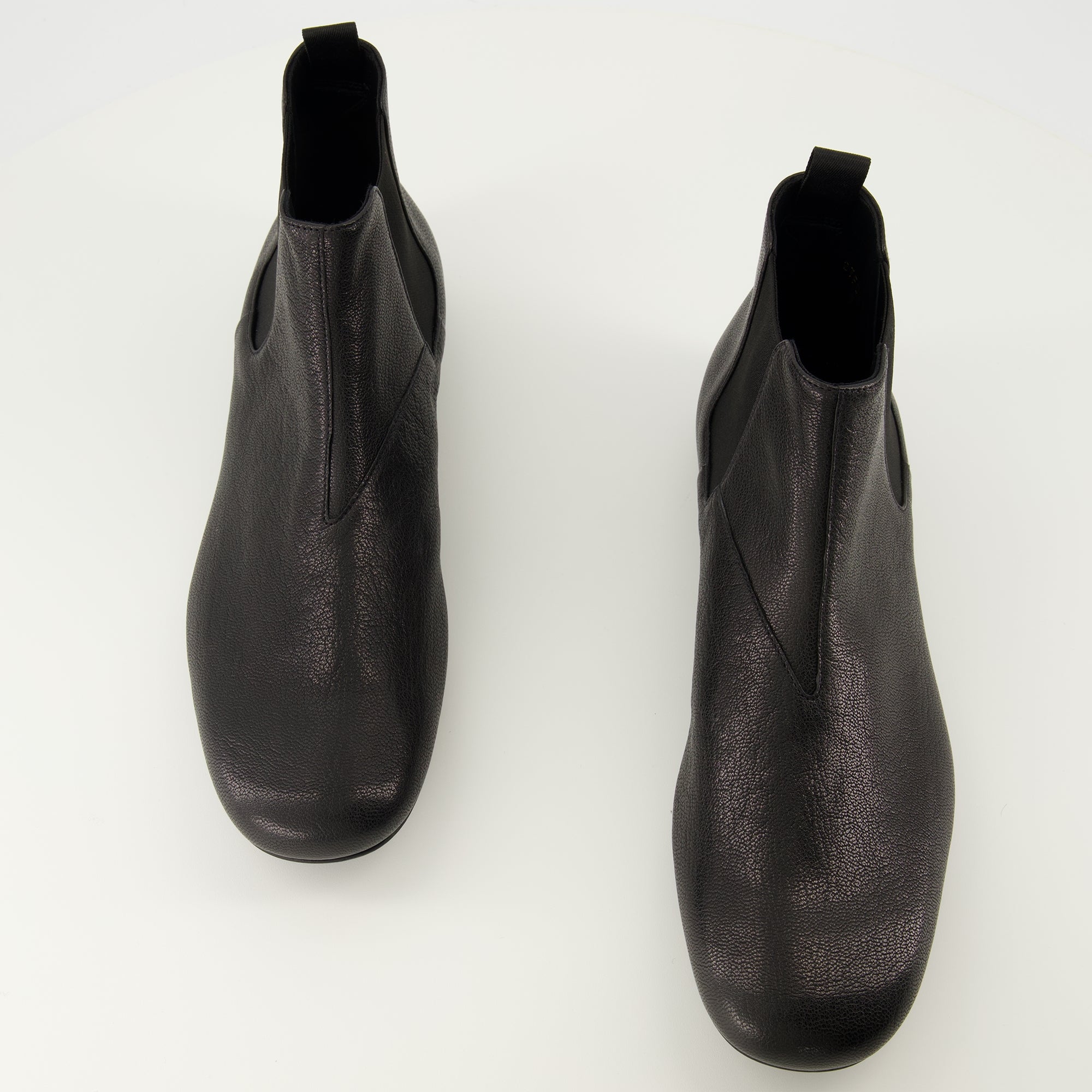Image of the black leather Chelsea boots by Prada for Men - Spring-Summer 2026 - Top view of the pair of shoes