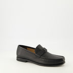 Bild der schwarzen Lederloafers von Ferragamo für Herren - Frühjahr-Sommer 2026 - Dreiviertelansicht von vorne rechts