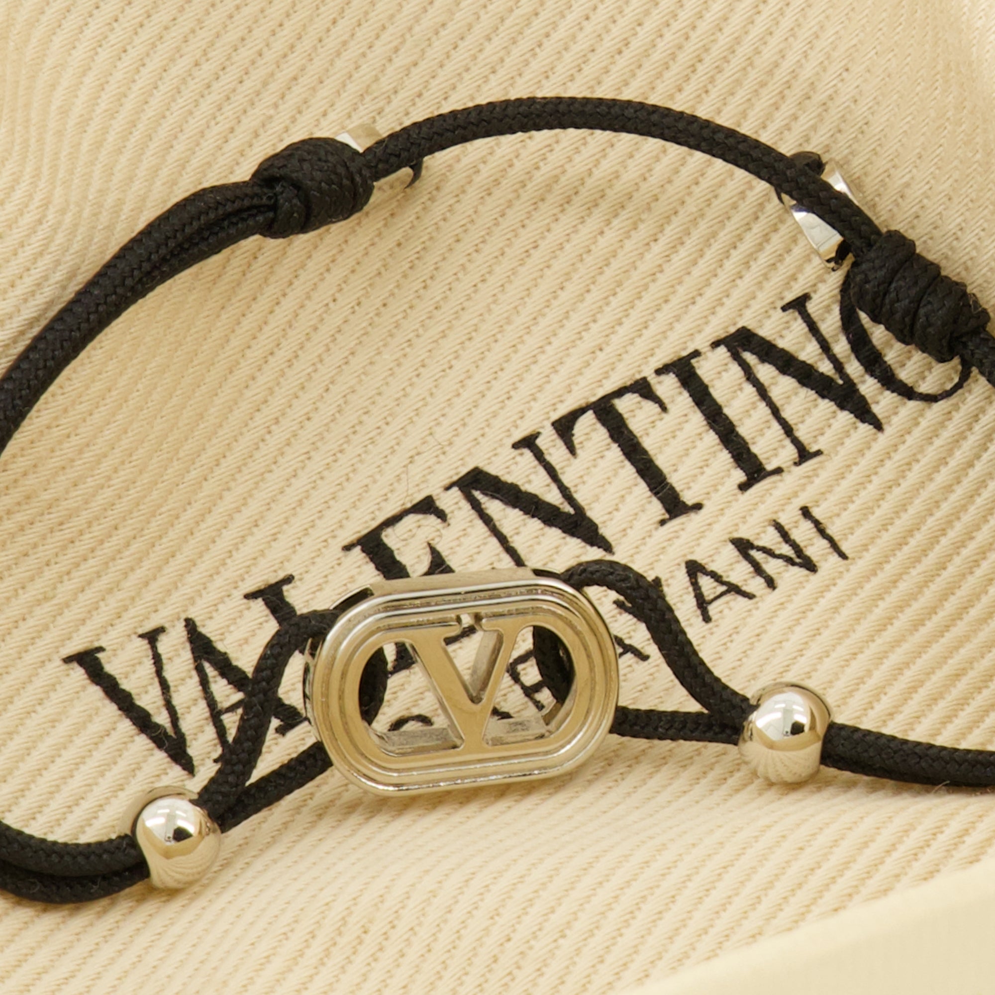 Image de l'article Bracelet VLogo cordon de la marque Valentino Garavani pour Homme - Saison Automne-Hiver 2025 - Vue détaillée_2