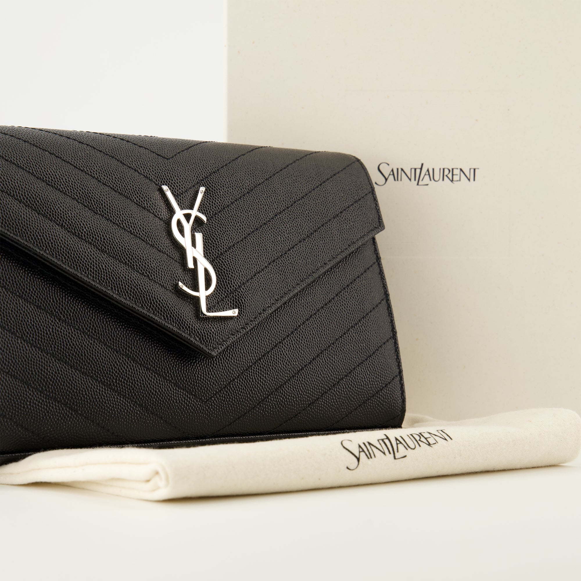 サンローランブランドの女性用カサンドルチェーン財布の画像 - 2025年秋冬シーズン - 詳細ビュー_2