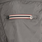Imagem do calção de banho em nylon cinza com logótipo da Moncler para homem - Coleção Primavera-Verão 2026 - Vista Detalhada_2