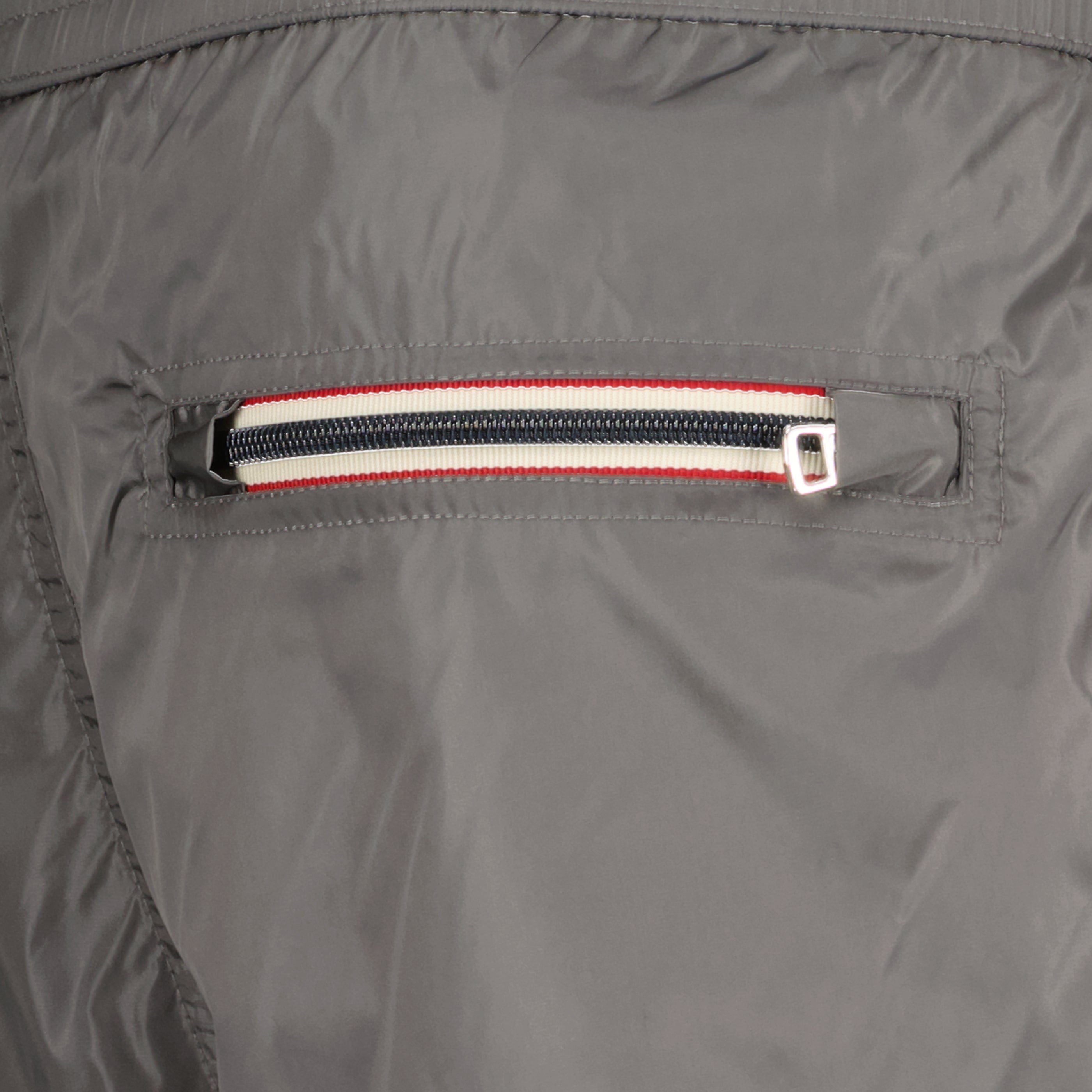 Image de l'article Short de bain à logo gris en nylon de la marque Moncler pour Homme - Saison Printemps-Été 2026 - Vue détaillée_2
