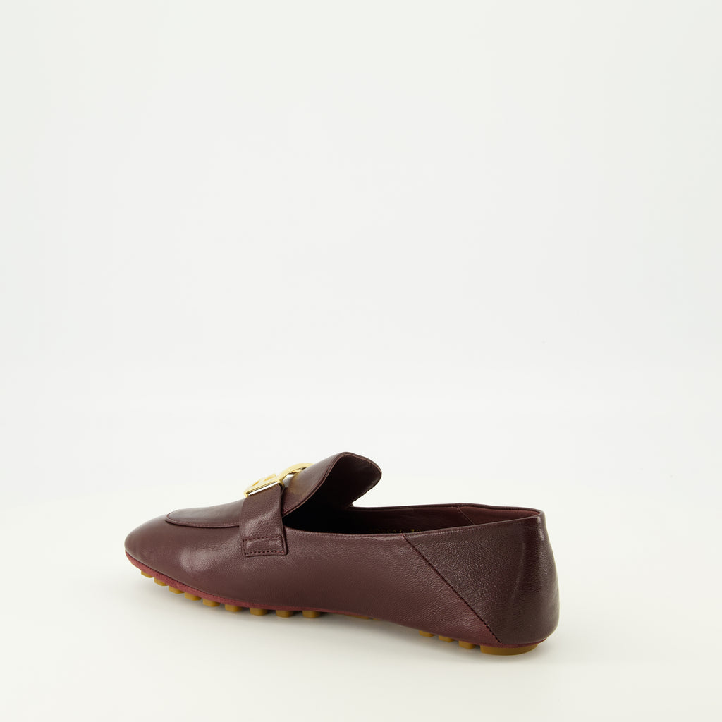 Imagem dos mocassins Baguette em couro nappa bordeaux da marca Fendi para mulher - Temporada Primavera-Verão 2026 - Vista Detalhada 2