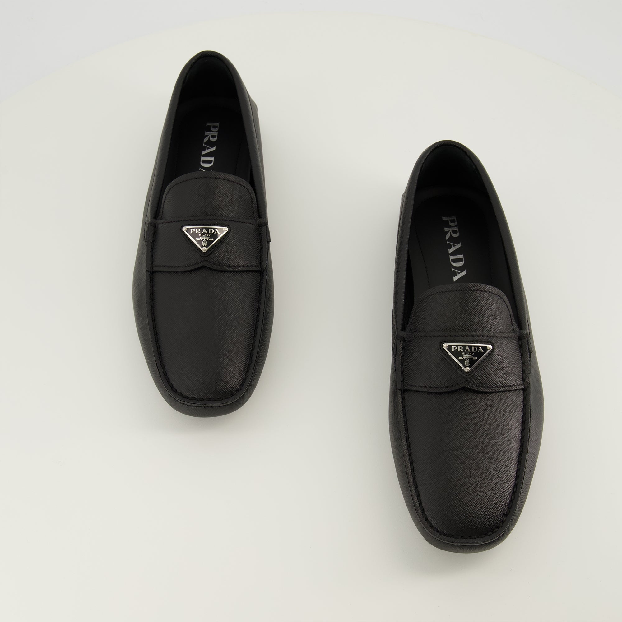 Image de l'article Mocassins en cuir noir de la marque Prada pour Homme - Saison Printemps-Été 2026 - Vue de dessus paire de chaussure