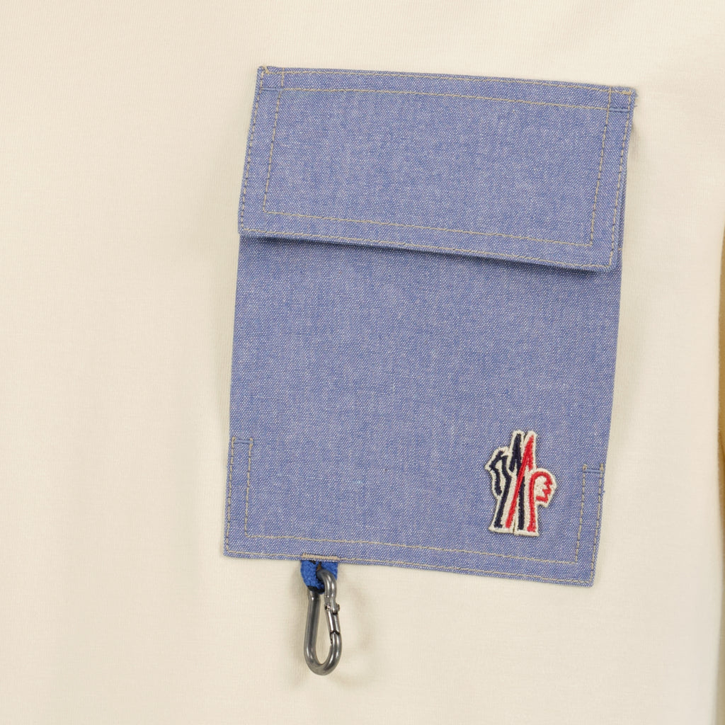 Image de l'article T-shirt avec poche en denim blanc de la marque Moncler Grenoble pour Homme - Saison Printemps-Été 2026 - Vue détaillée_1
