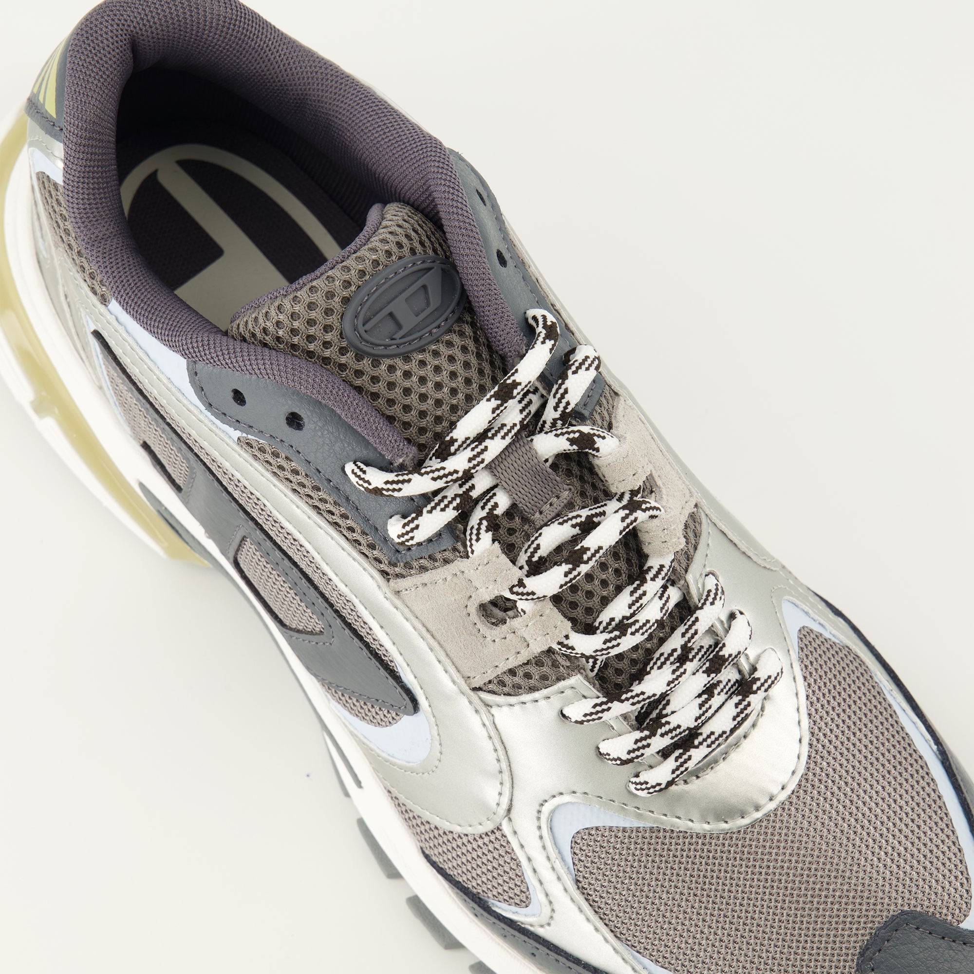 Image de l'article Baskets Pro-V-Dense taupe et gris argenté de la marque Diesel pour Homme - Saison Printemps-Été 2026 - Vue détaillée de haut