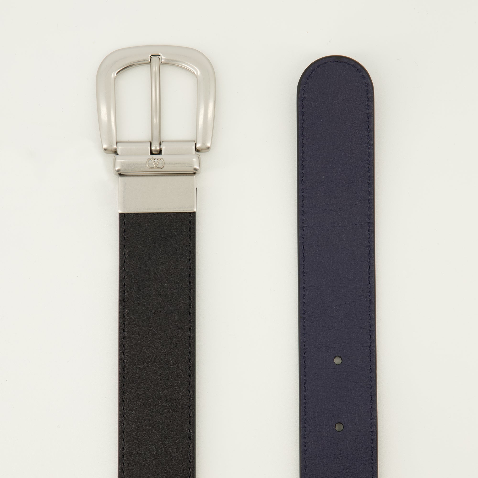 Image de l'article Ceinture réversible bleu marine et noir 30 mm de la marque Valentino Garavani pour Homme - Saison Printemps-Été 2026 - Vue détaillée_4