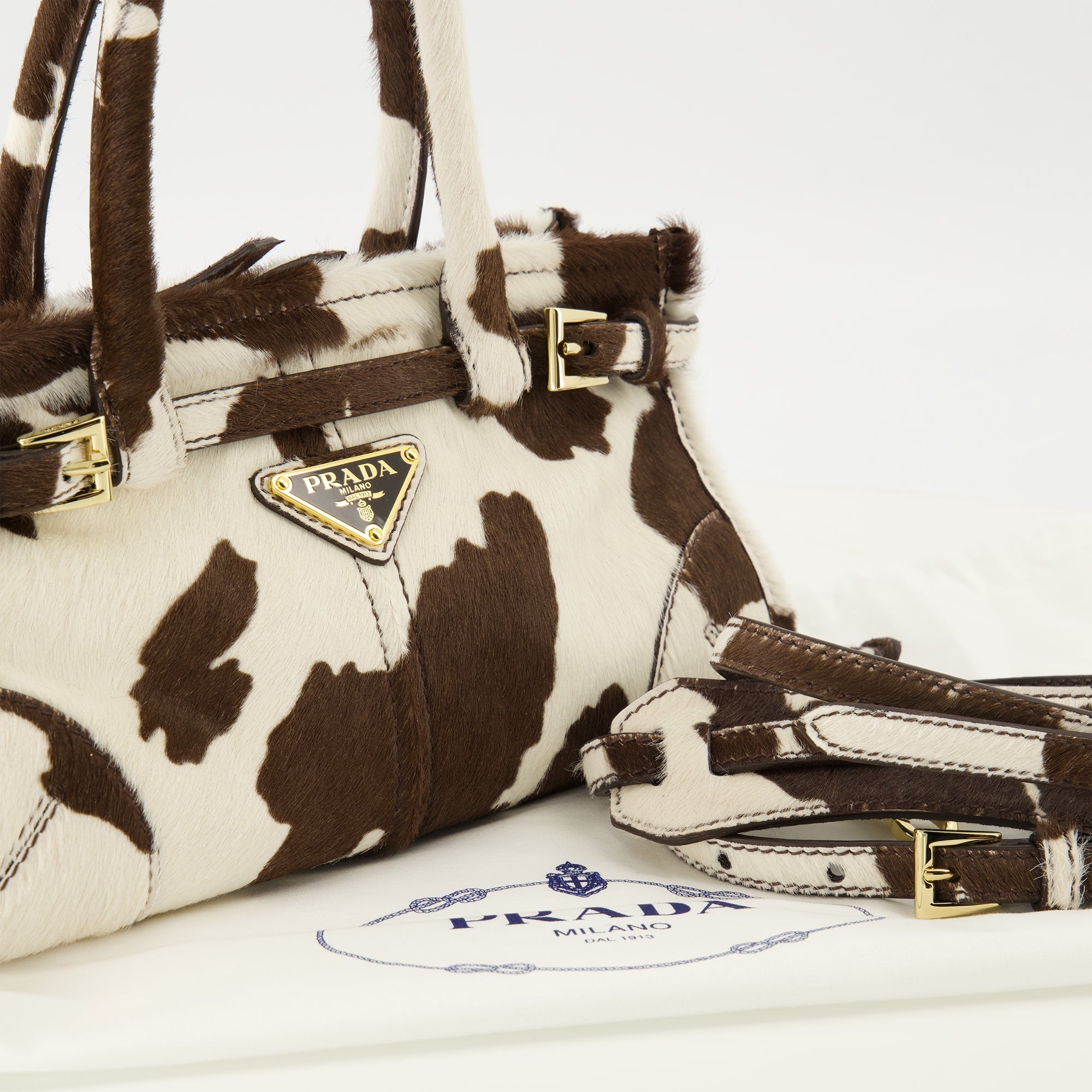 Image de l'article Mini sac Bonnie à imprimé vache de la marque Prada pour Femme - Saison Printemps-Été 2026 - Vue détaillée_2