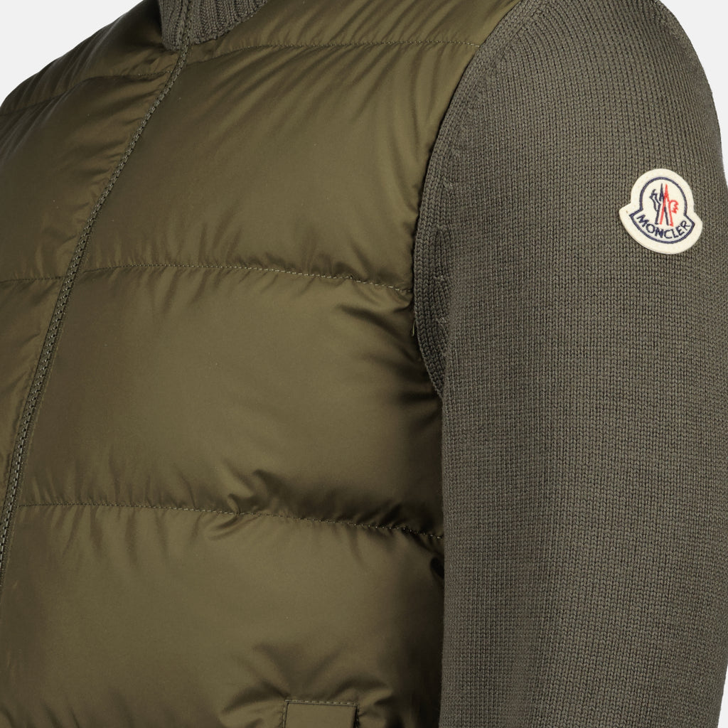 Immagine del cardigan in lana khaki con zip di Moncler per Uomo - Stagione Autunno-Inverno 2025 - Vista Dettagliata 1
