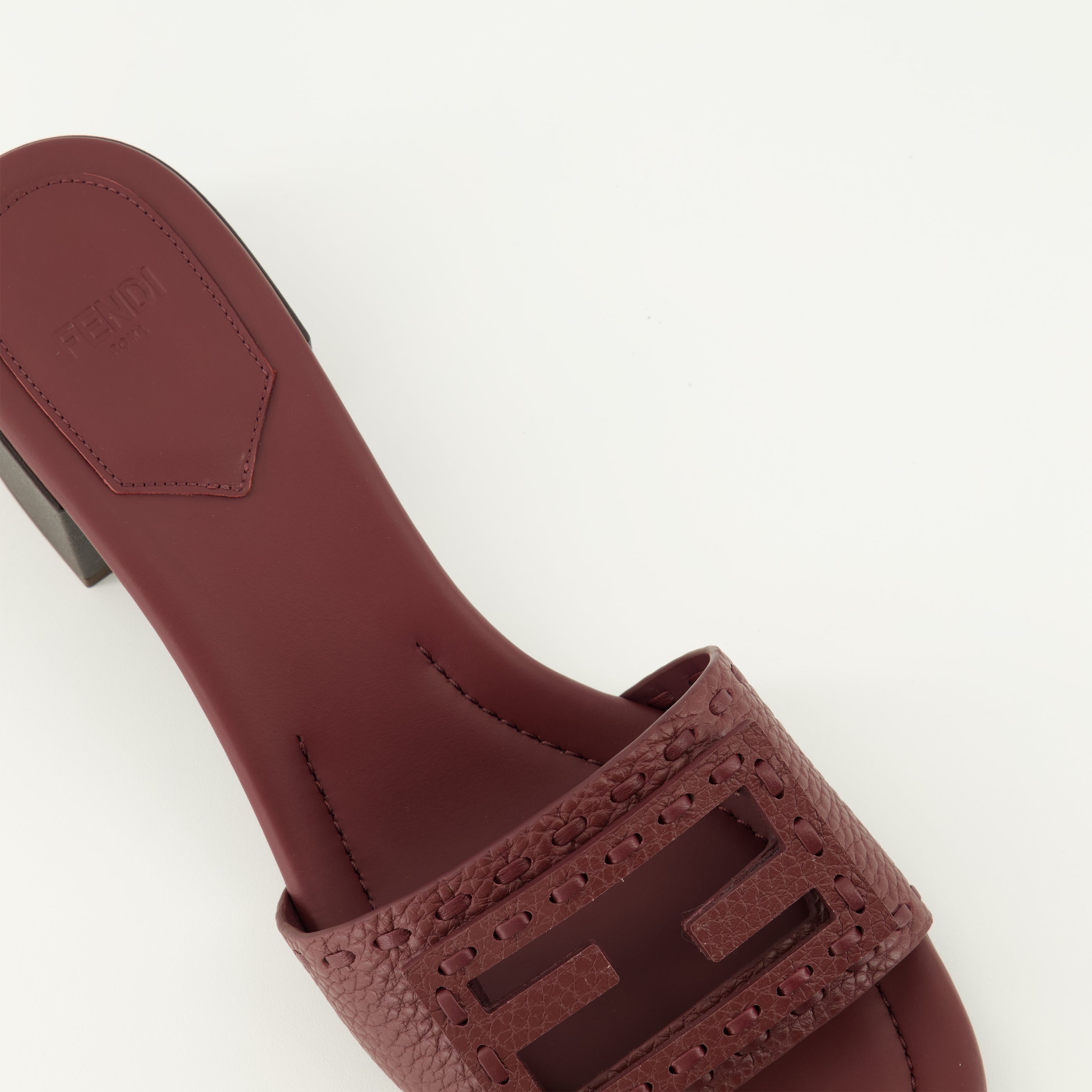 Image de l'article Sandales à talons Baguette bordeaux de la marque Fendi pour Femme - Saison Printemps-Été 2026 - Vue détaillée_4