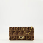 Immagine del portafoglio Baguette in velluto marrone con catena di Fendi per Donna - Stagione Autunno-Inverno 2025 - Vista Anteriore