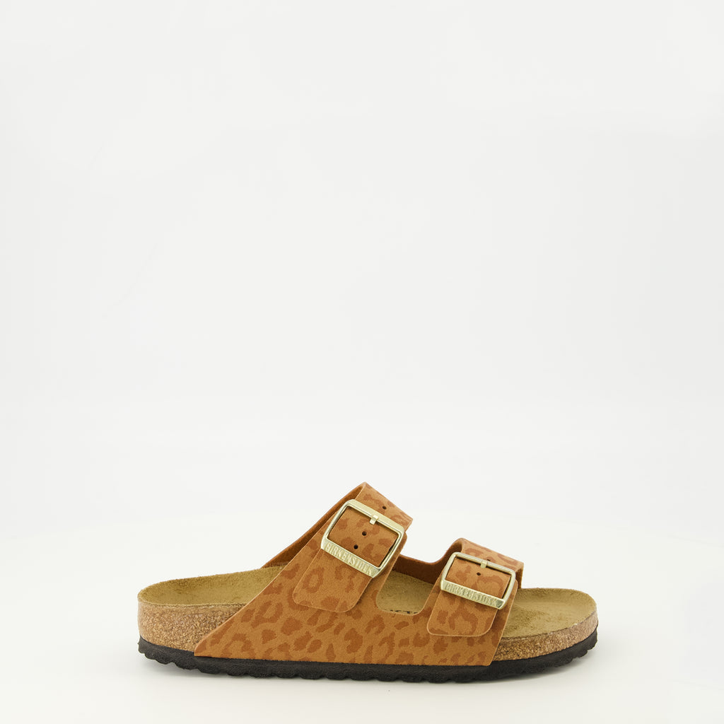 Image de l'article Sandales Arizona motif léopard marron de la marque Birkenstock pour Femme - Saison Printemps-Été 2026 - Vue latérale droite