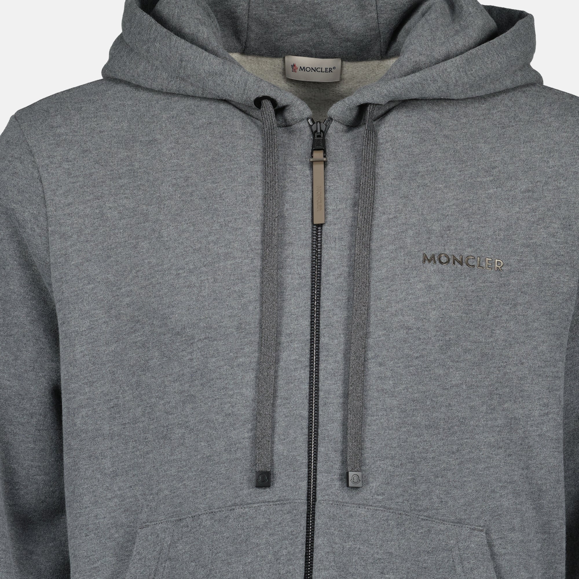 Imagen de la sudadera con cremallera gris de la marca Moncler para Hombre - Temporada Otoño-Invierno 2025 - Vista Detallada_2