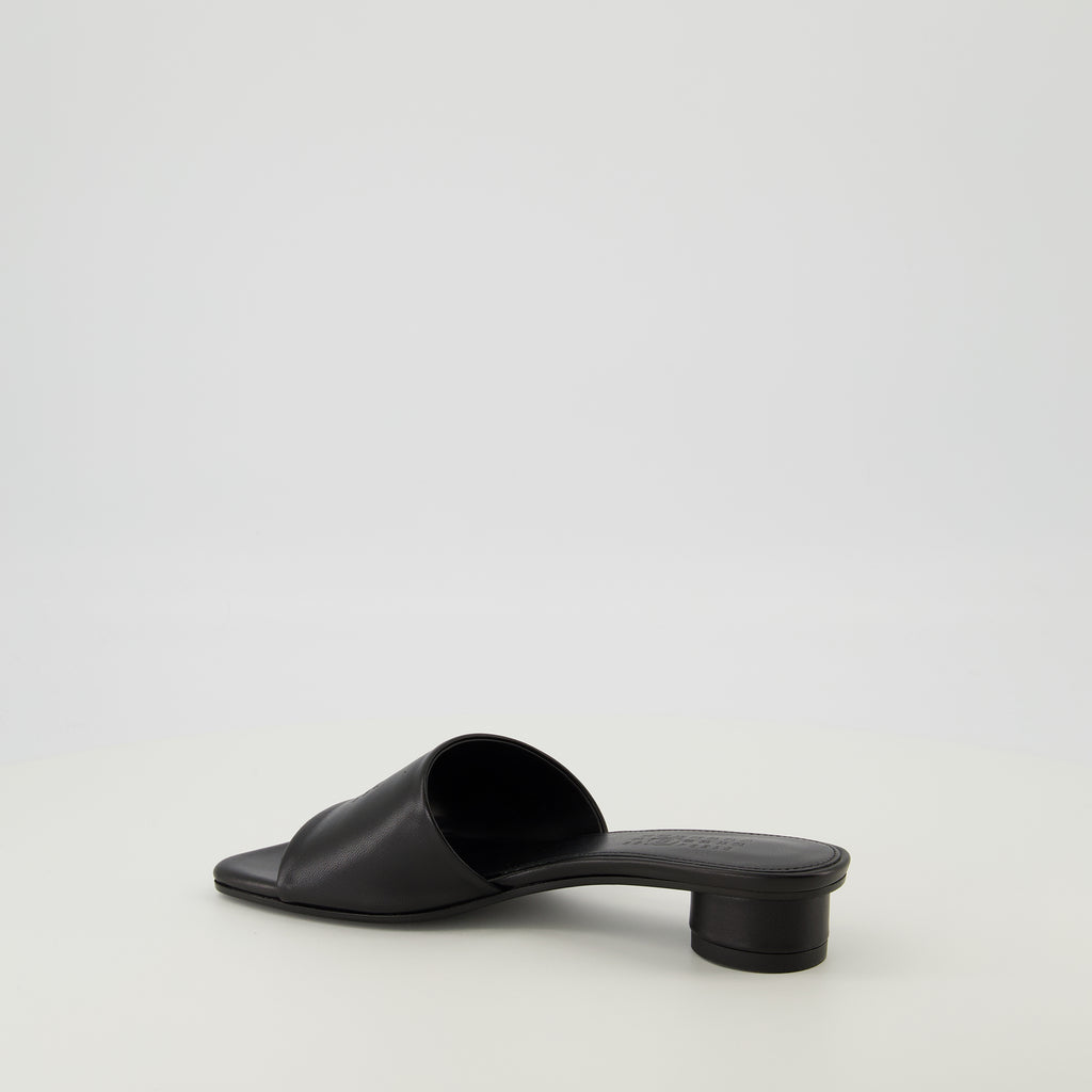 Image de l'article Sandales Anatomic noir de la marque Mm6 pour Femme - Saison Printemps-Été 2026 - Vue trois quarts arrière droite