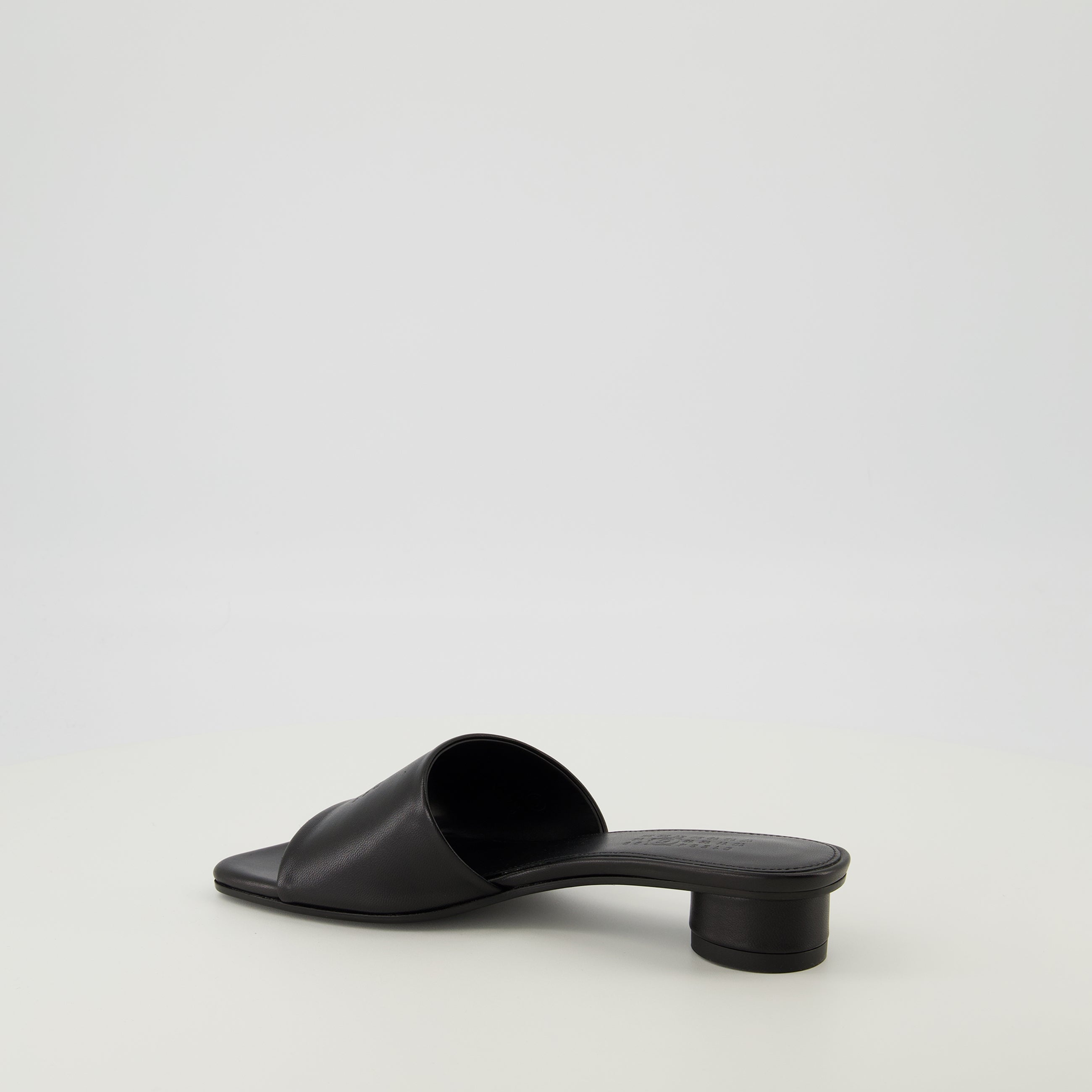 Image de l'article Sandales Anatomic noir de la marque Mm6 pour Femme - Saison Printemps-Été 2026 - Vue trois quarts arrière droite