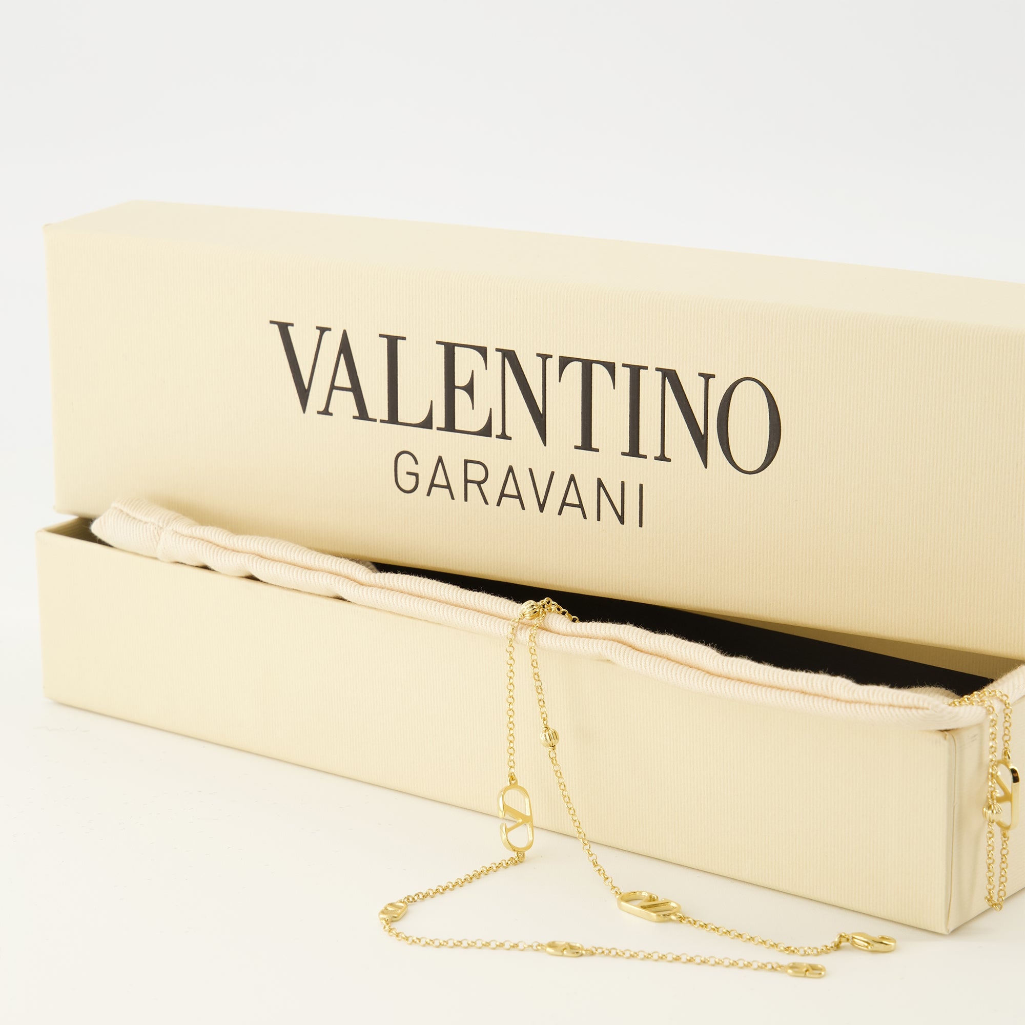 Image de l'article Collier VLogo Signature en métal doré de la marque Valentino Garavani pour Femme - Saison Printemps-Été 2026 - Vue détaillée_2
