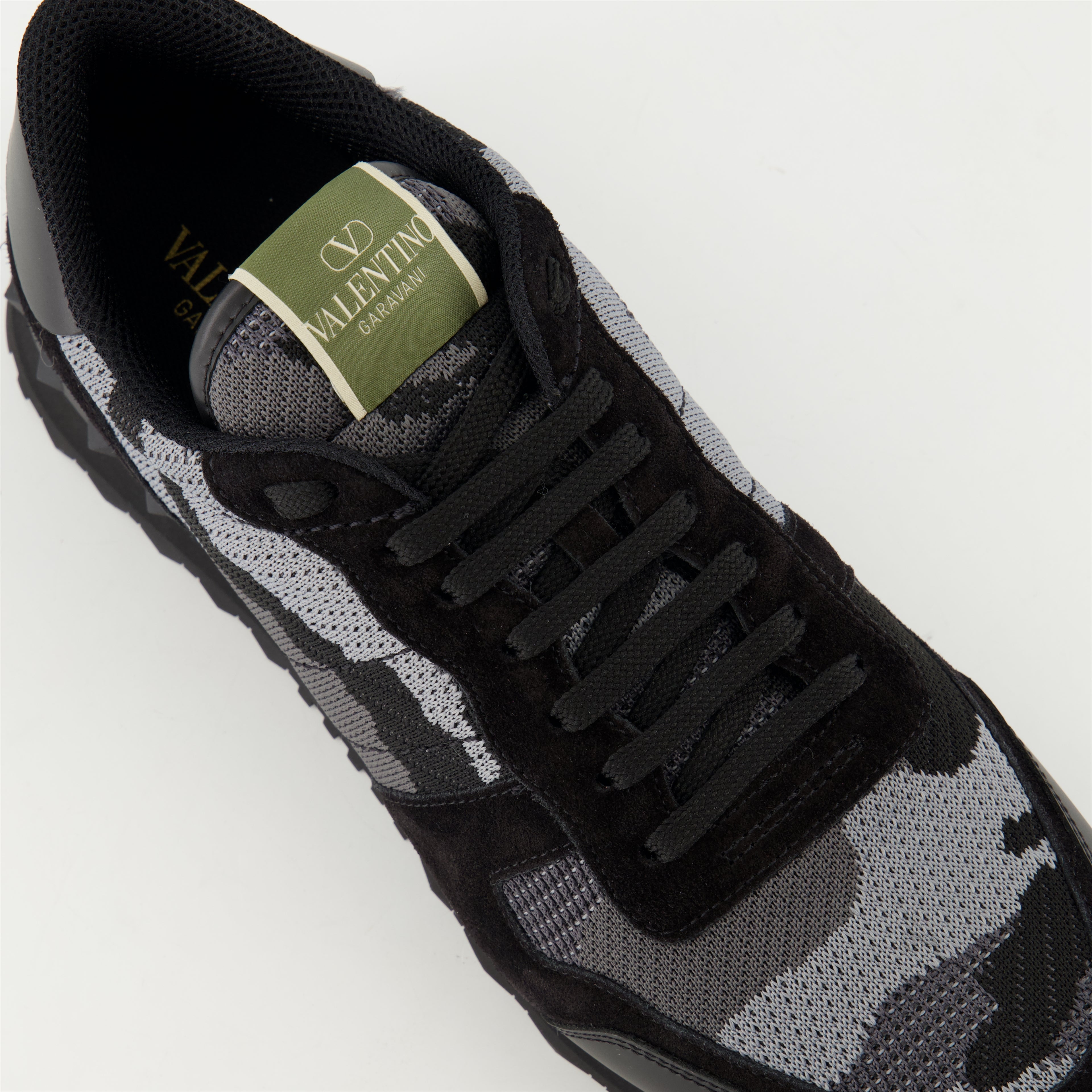 Image de l'article Baskets Rockrunner Camouflage gris de la marque Valentino Garavani pour Homme - Saison Printemps-Été 2026 - Vue trois quarts avant droite