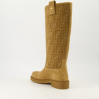 Imagen de las botas Filo de ante marrón de la marca Fendi para mujer - Temporada Otoño-Invierno 2025 - Vista tres cuartos trasera derecha