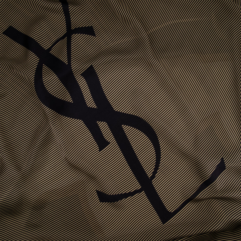 Imagem do xale Cassandre da marca Saint Laurent para Unisex - Temporada Outono-Inverno 2025 - Vista Detalhada 2