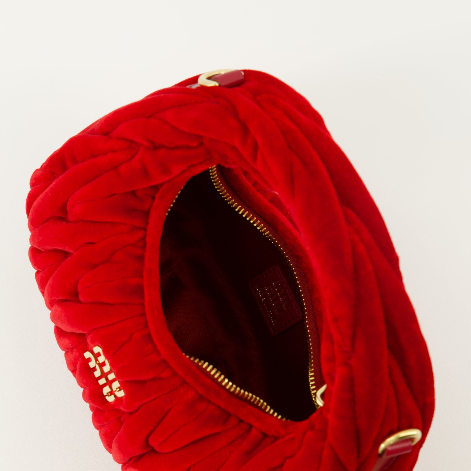 ミウミウの女性用赤のキルティングベルベットミニワンダーバッグの画像 - 2026年春夏 - 詳細ビュー_3