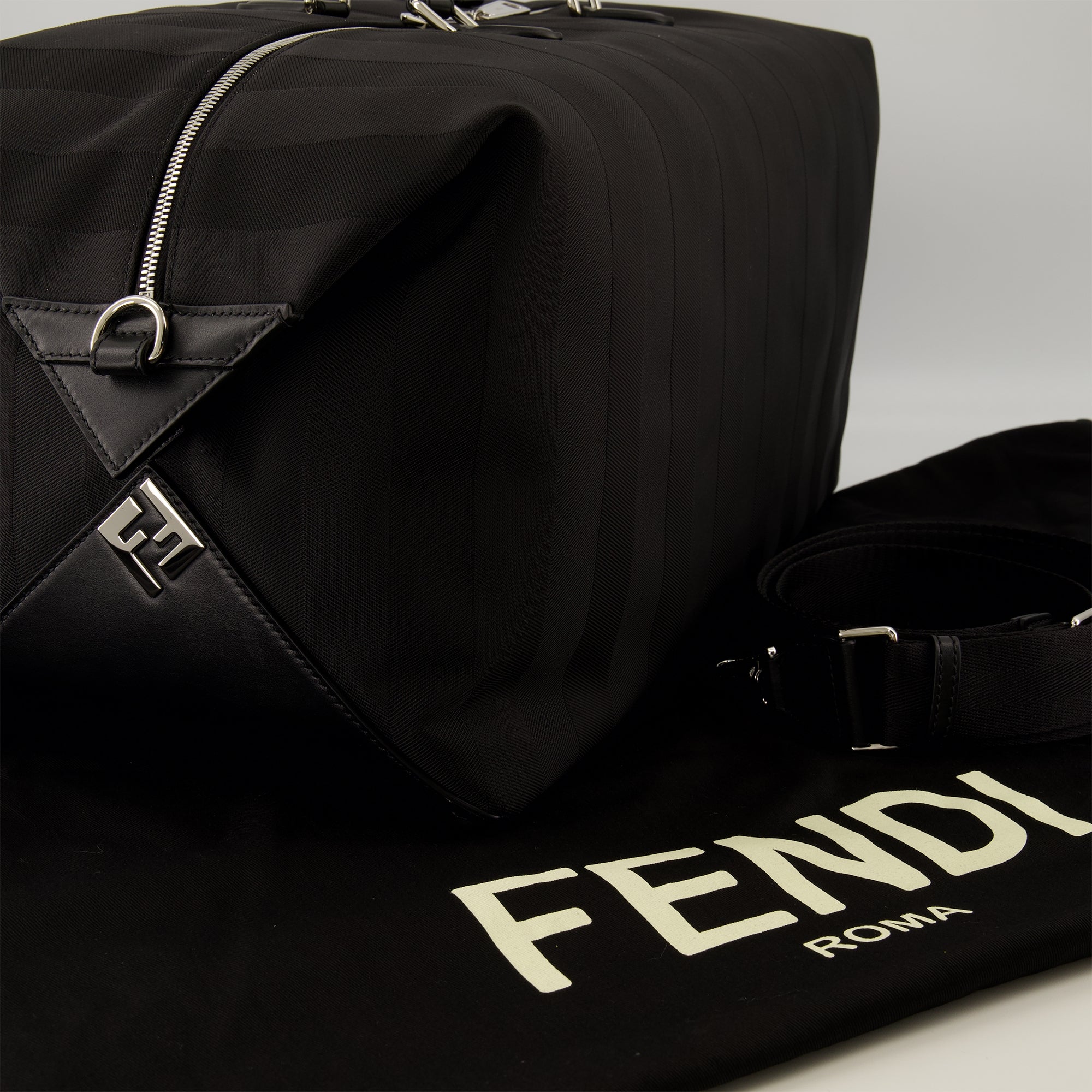 Sacs de sport et voyage Sac de voyage Fendi Lui 48 en nylon noir Fendi Noir Homme