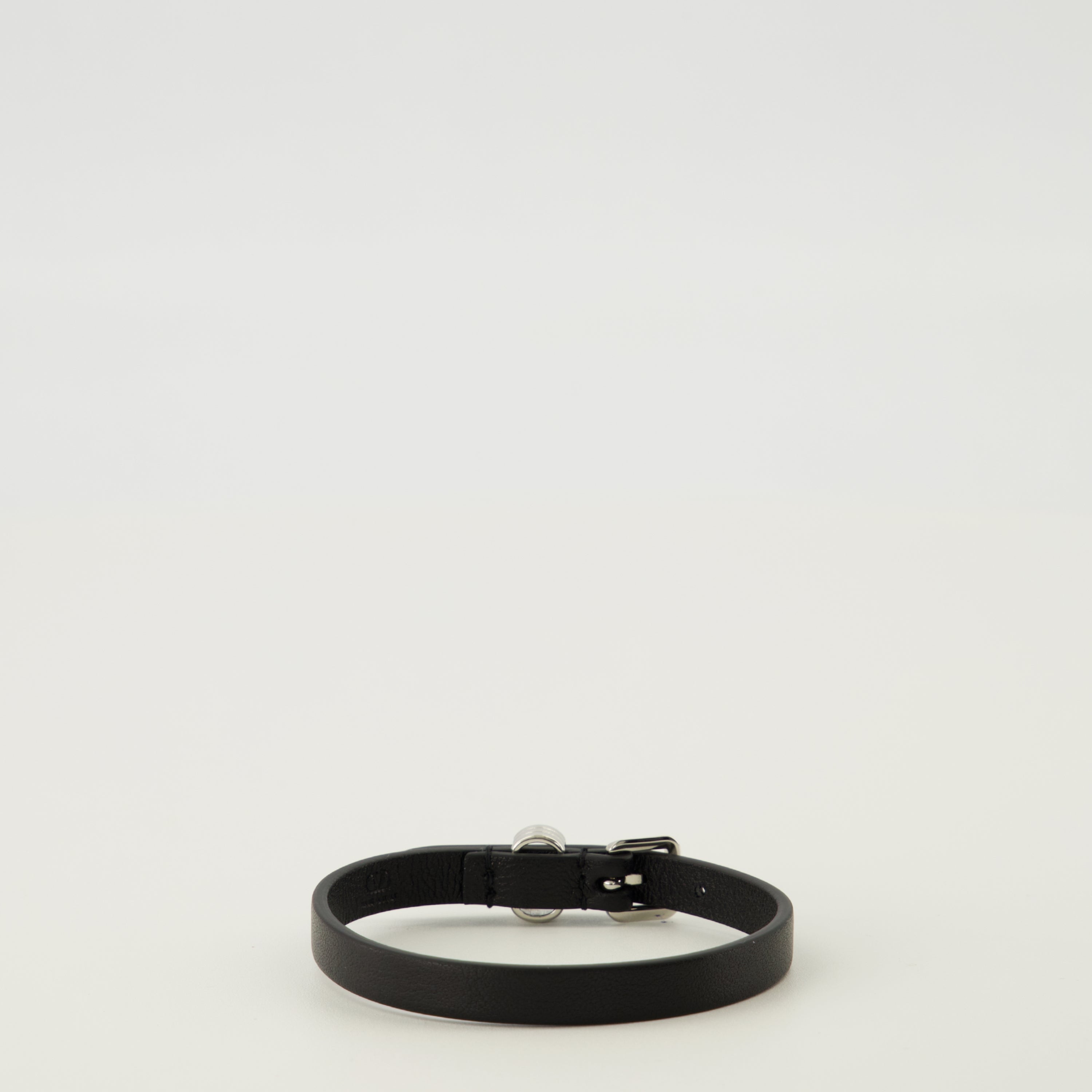 Image de l'article Bracelet Ovalette en cuir noir de la marque Valentino Garavani pour Homme - Saison Printemps-Été 2026 - Vue de Dos