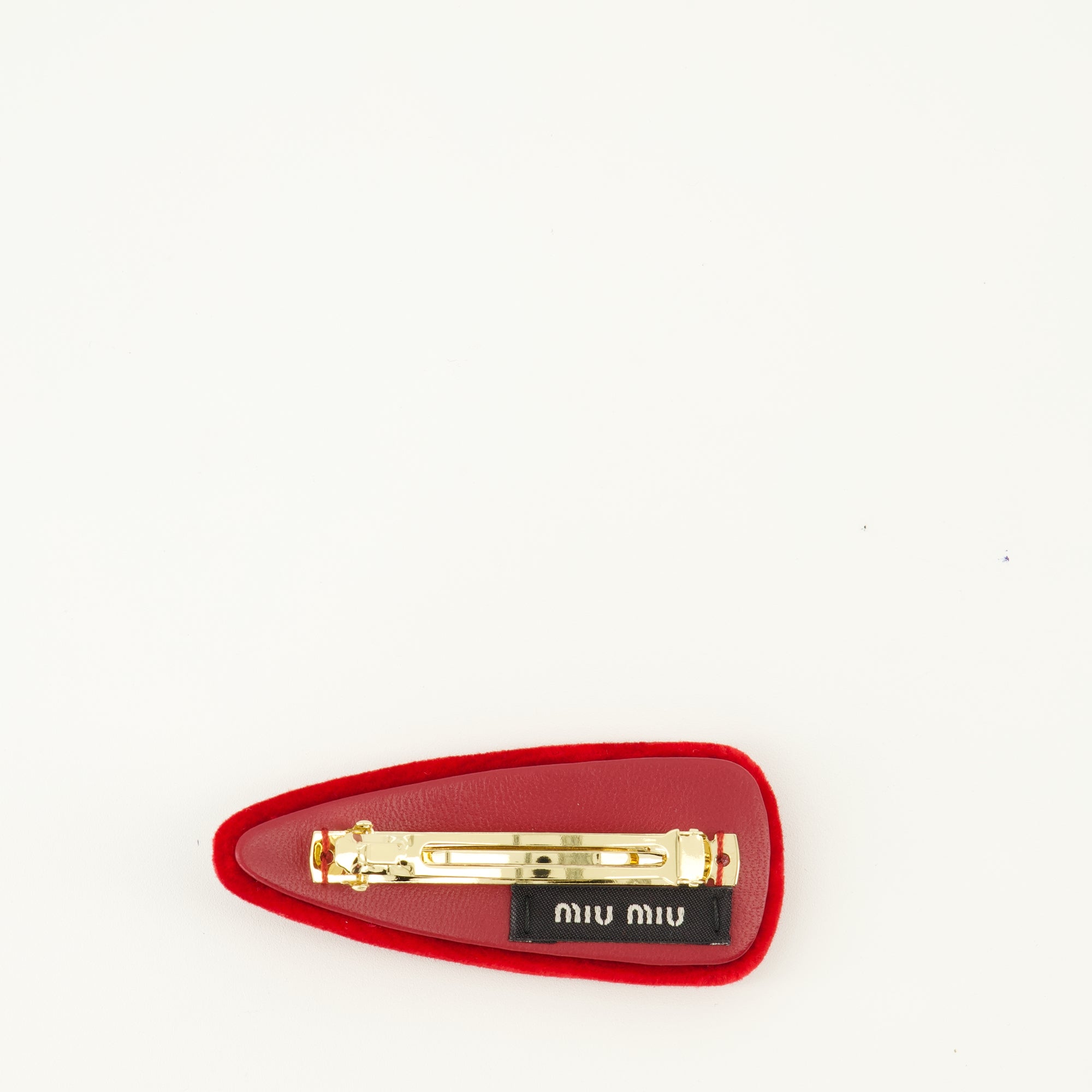 Image de l'article Pince à cheveux en velours rouge de la marque Miu Miu pour Femme - Saison Printemps-Été 2026 - Vue de Dos