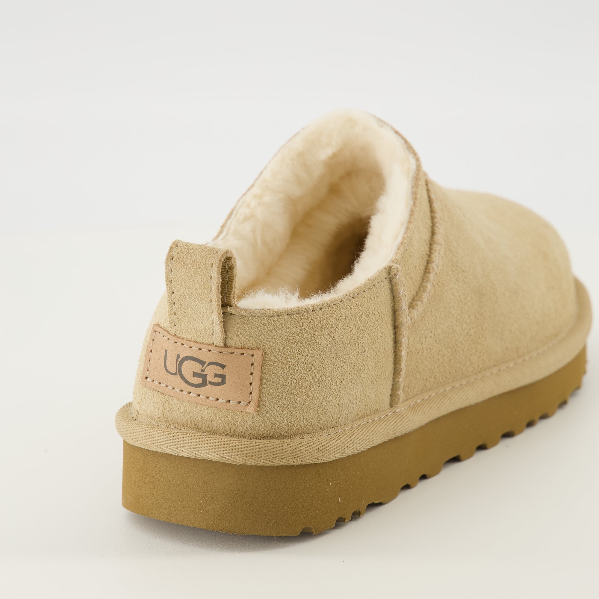 Image de l'article Bottines Classic Micro beige de la marque Ugg pour Femme - Saison Printemps-Été 2026 - Vue arrière