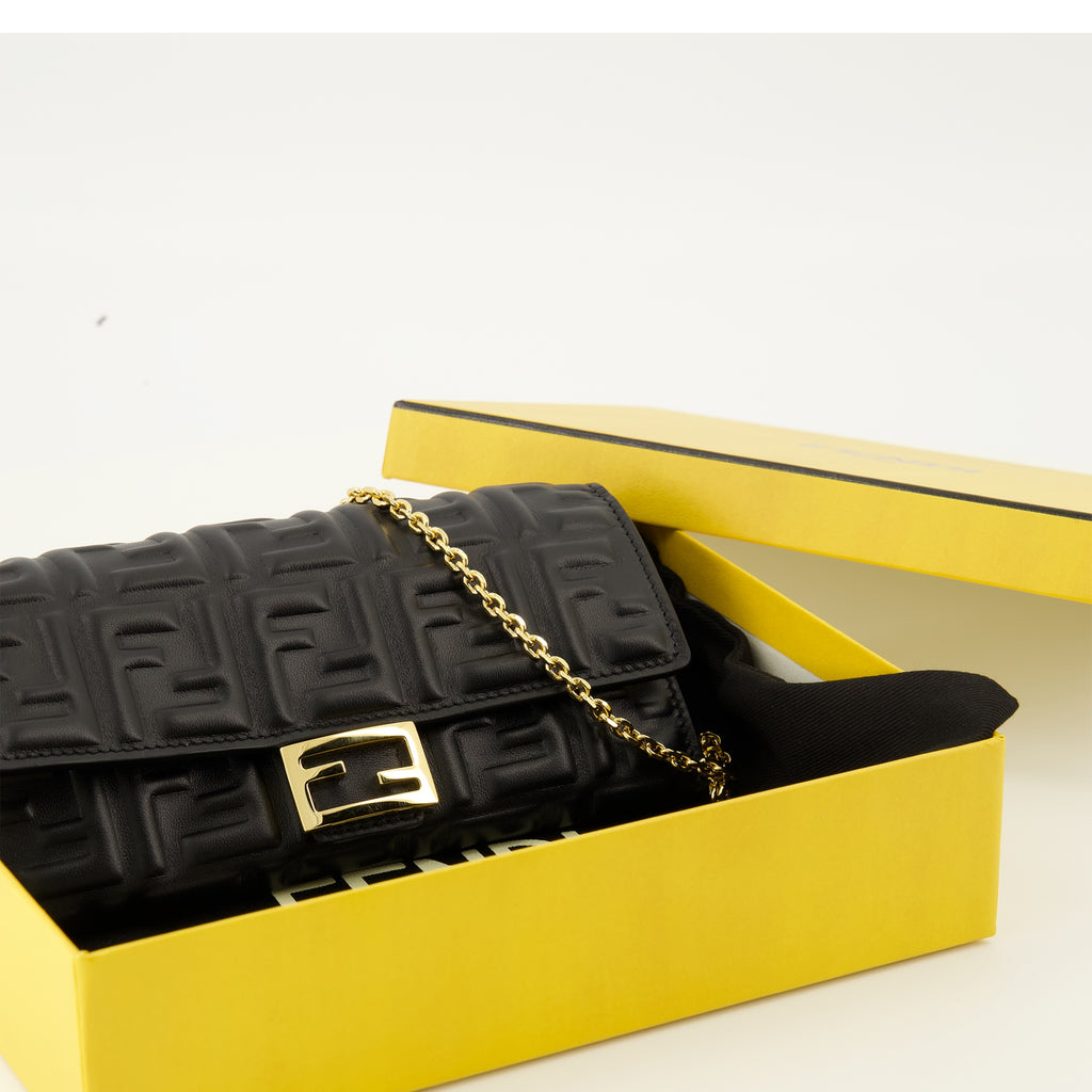 Image of the Fendi Baguette Chain Wallet for Women - Autumn-Winter 2025 - Detailed View_2