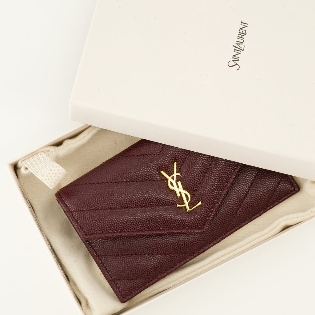 Imagem do artigo Porta-cartões Fragments Cassandre em couro bordô da marca Saint Laurent para Mulher - Temporada Primavera-Verão 2026 - Vista Detalhada_3