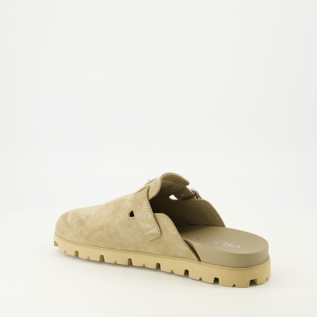 Imagem das mules em veludo beje da marca Prada para Homem - Temporada Primavera-Verão 2026 - Vista traseira três quartos direita