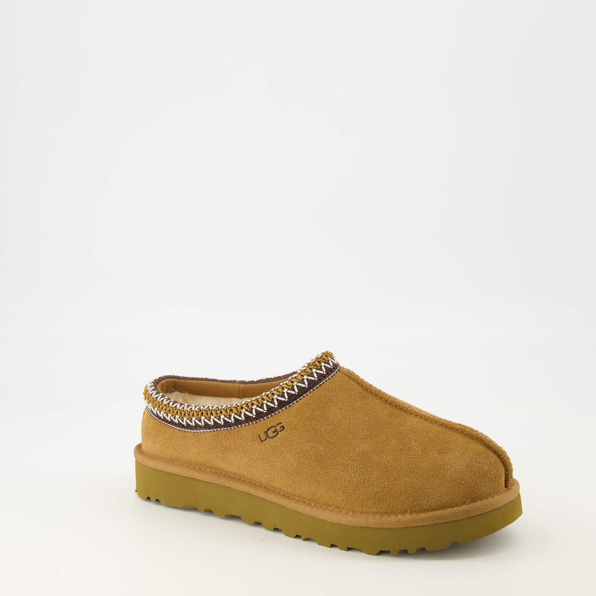 Imagen de las mules Tasman II marrones de Ugg para mujer - Temporada Otoño-Invierno 2025 - Vista tres cuartos frontal derecha