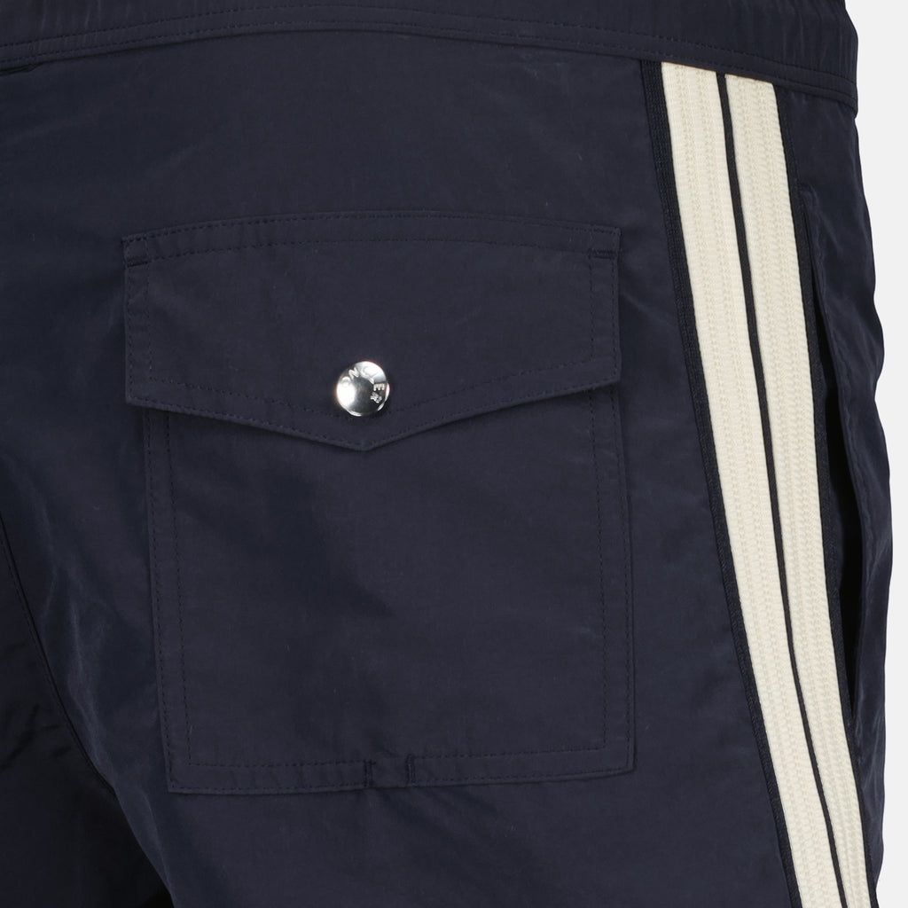 Image de l'article Short de bain à liseré de la marque Moncler pour Homme - Saison Printemps-Été 2025 - Vue détaillée_1