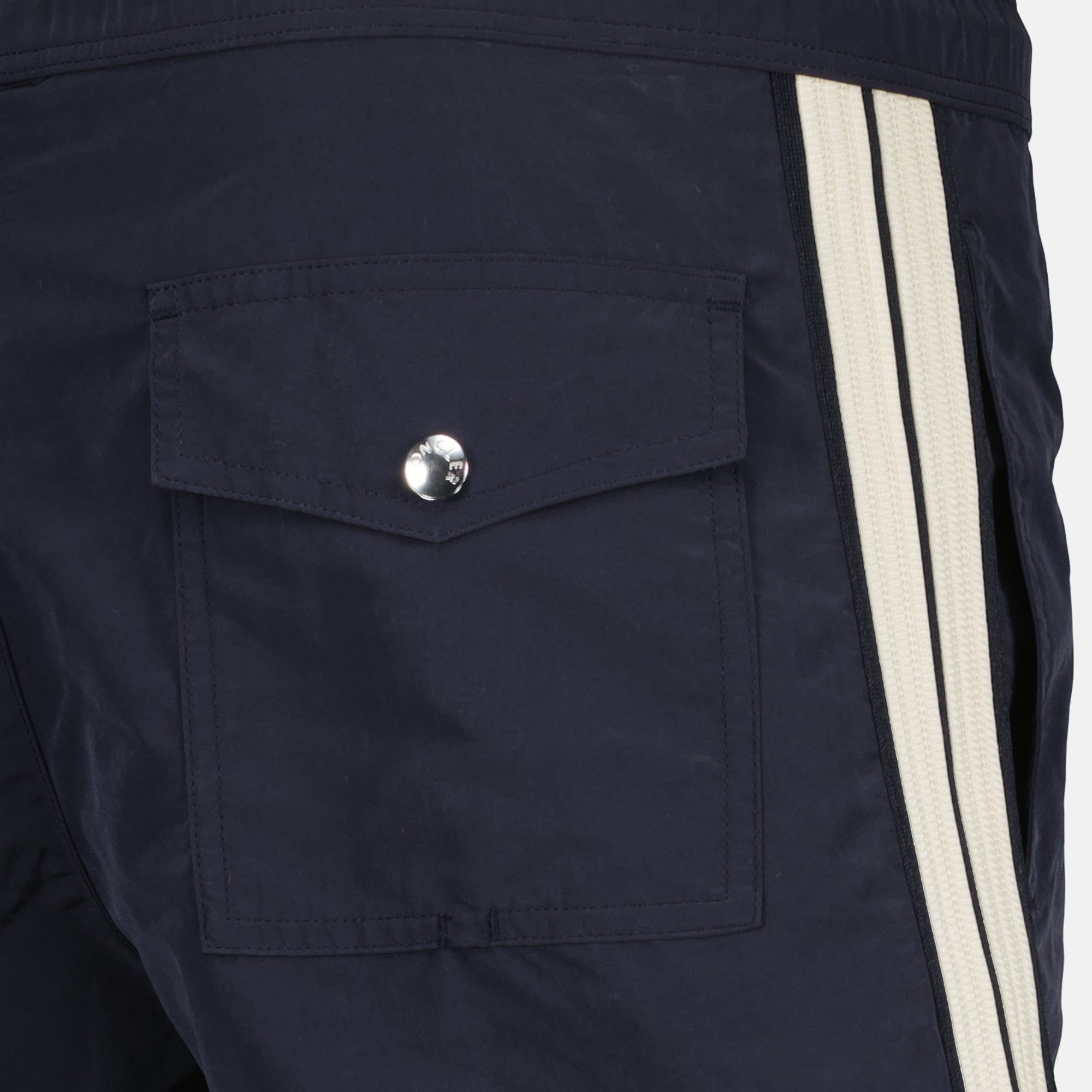 Image de l'article Short de bain à liseré de la marque Moncler pour Homme - Saison Printemps-Été 2025 - Vue détaillée_1