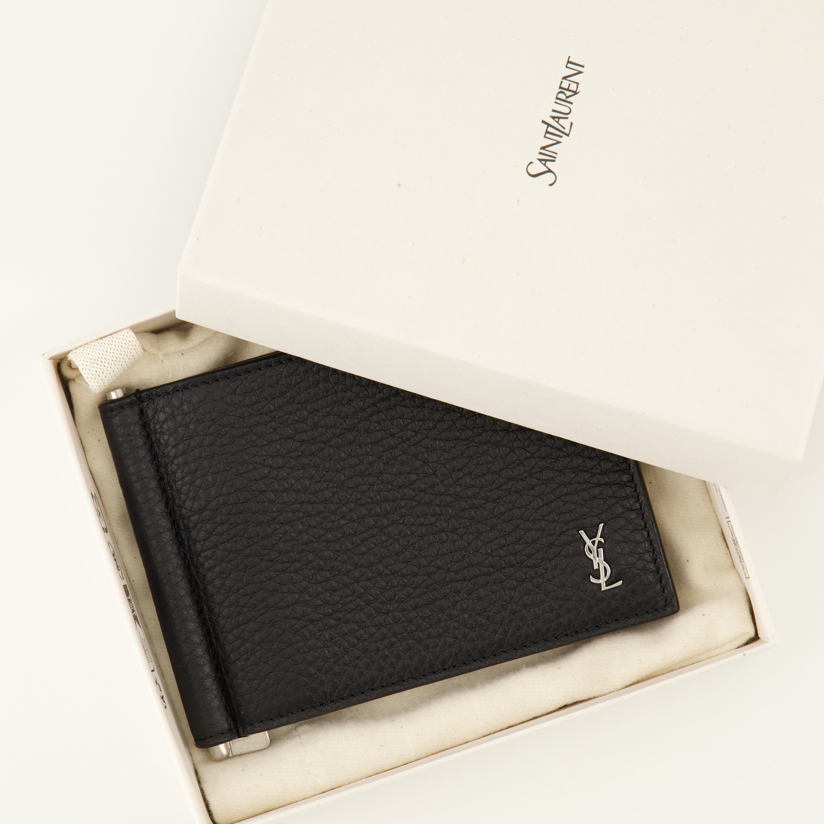 Image de l'article Porte-cartes Cassandre en cuir noir de la marque Saint Laurent pour Homme - Saison Printemps-Été 2026 - Vue détaillée_3