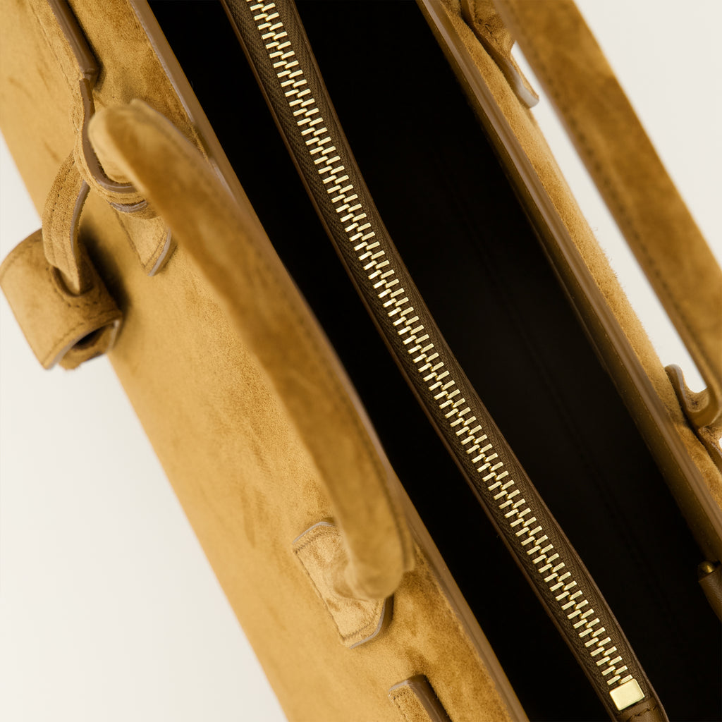 サンローランの女性用ブラウンサイドスウェードベビーデイバッグの画像 - 2026年春夏 - 詳細ビュー_3