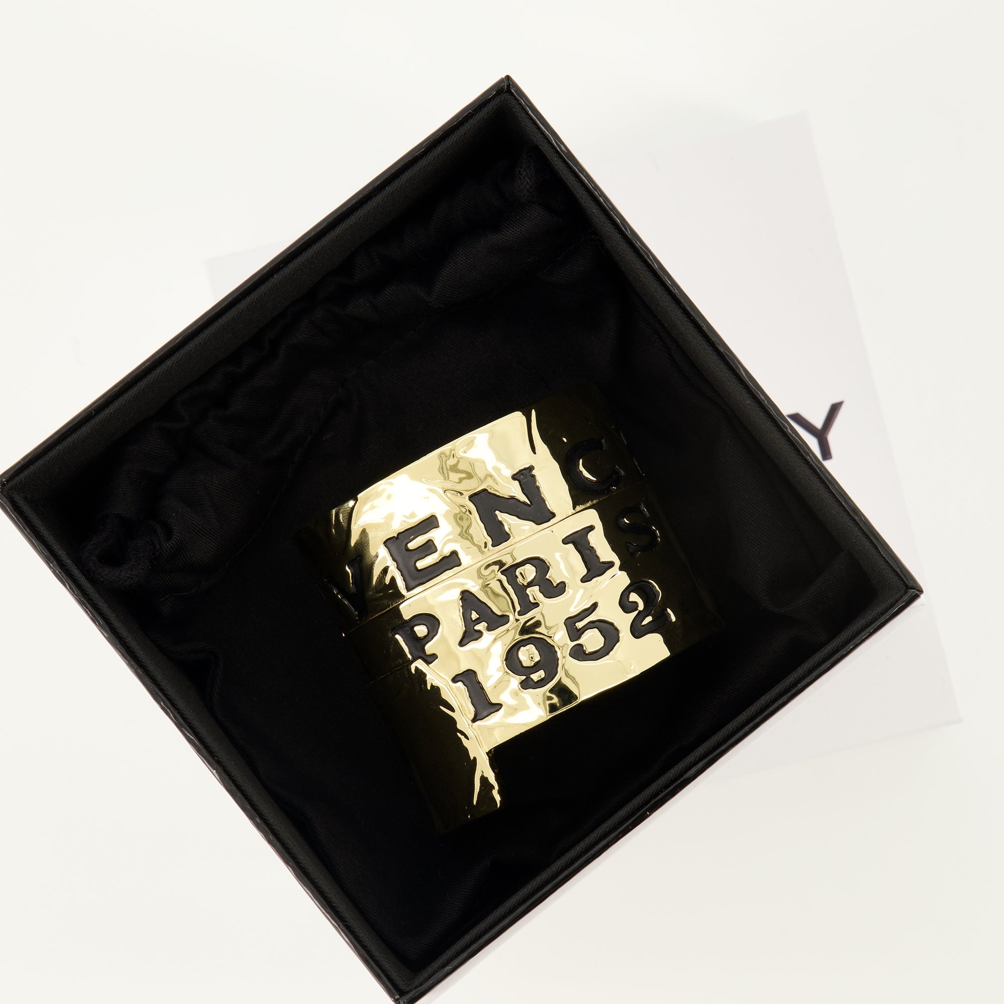 Image de l'article Manchette Givenchy Tape doré de la marque Givenchy pour Femme - Saison Automne-Hiver 2025 - Vue détaillée_2