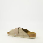 Bild der beigefarbenen Wildleder-Sandalen Kyoto der Marke Birkenstock für Unisex - Saison Frühling-Sommer 2026 - Dreiviertelansicht von hinten rechts