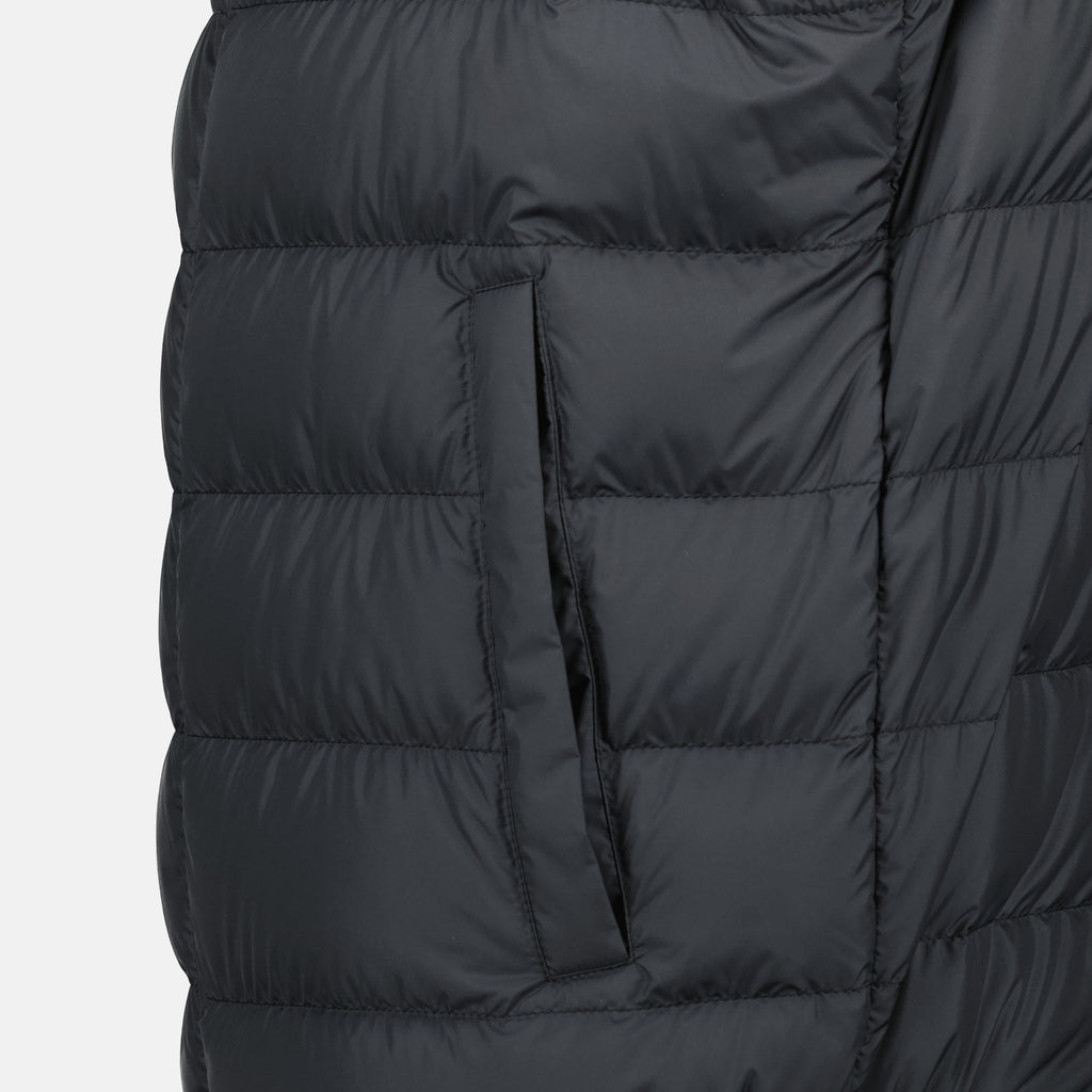 Bild der schwarzen ärmellosen Jacke Marseillan von Moncler für Herren - Frühjahr-Sommer 2026 - Detaillierte Ansicht_2