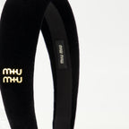 Image de l'article Bandeau en velours noir de la marque Miu Miu pour Femme - Saison Printemps-Été 2026 - Vue détaillée_2
