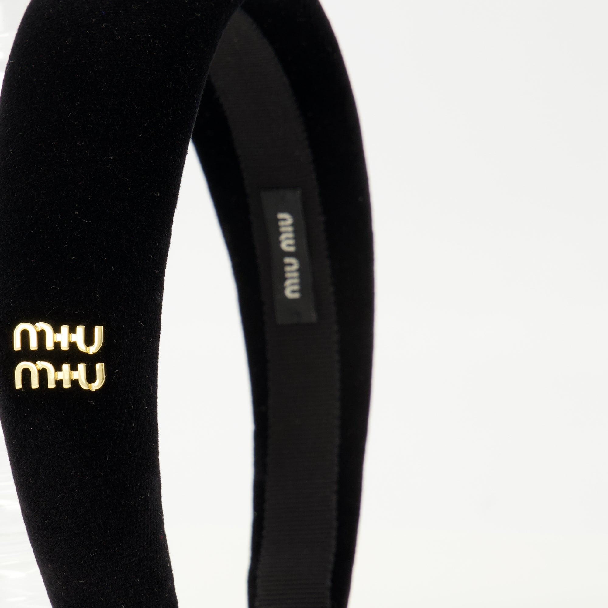 Image de l'article Bandeau en velours noir de la marque Miu Miu pour Femme - Saison Printemps-Été 2026 - Vue détaillée_2